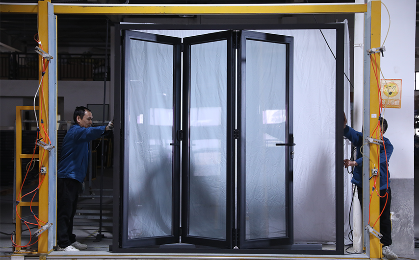 How is the thermal insulation and energy-saving performance of aluminum folding doors?